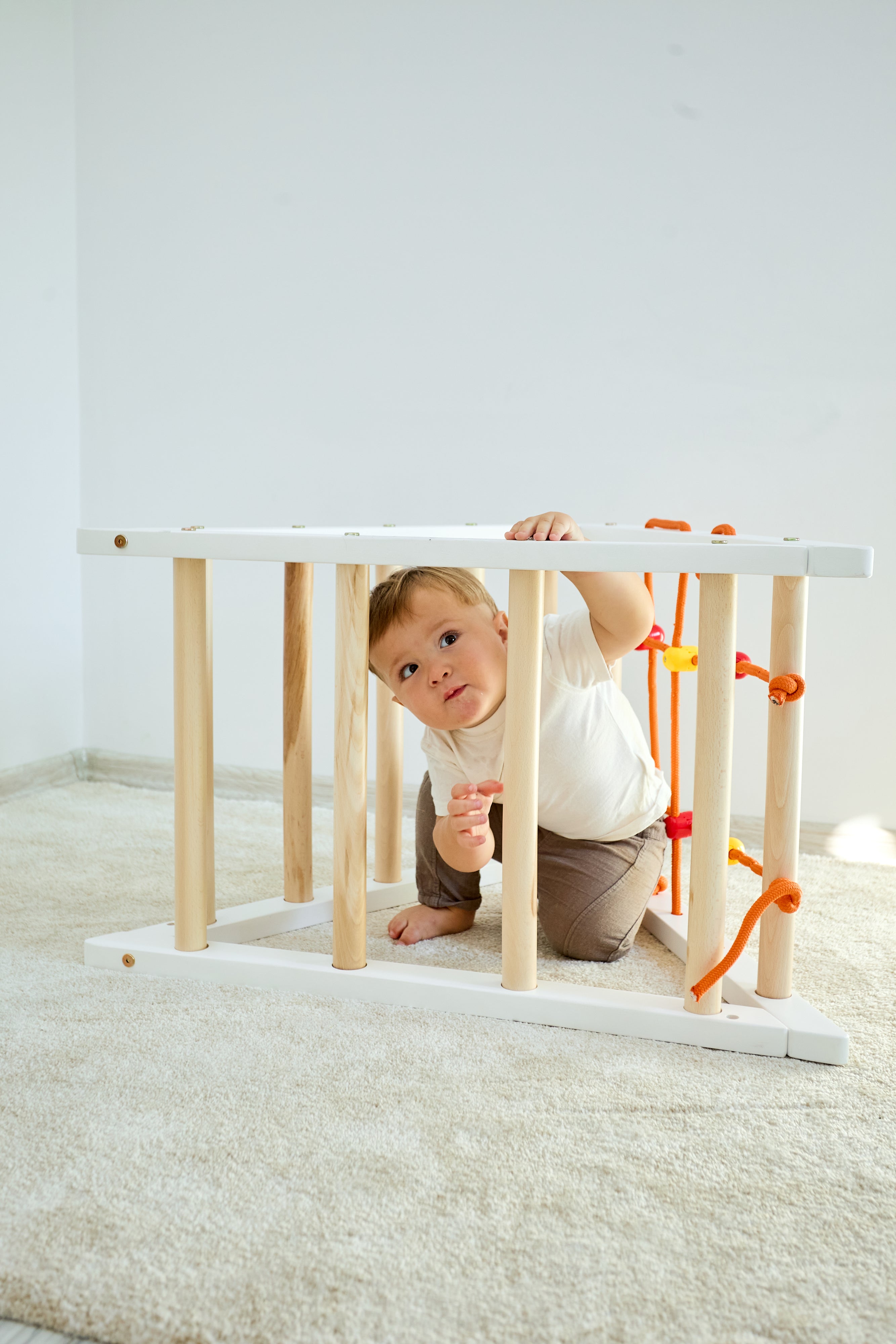 Kletterdreieck für Kinder - Klettergerüst aus Holz - Leiter, doppelseitige Rutsche, Spielnetz, Spielturm (weiße Farbe)